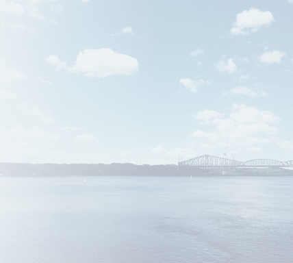 Le pont de Québec sous un magnifique ciel nuageux.