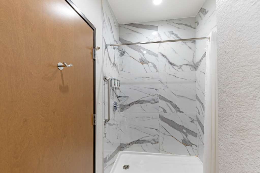King - Ergonomic Guest Bath 