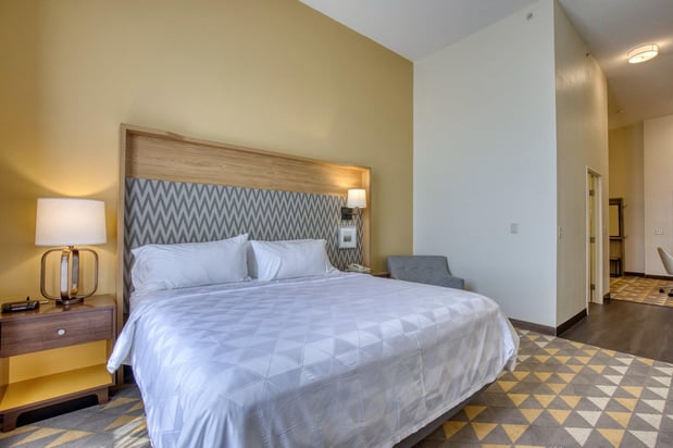 Images Holiday Inn & Suites Madison West - Middleton by IHG