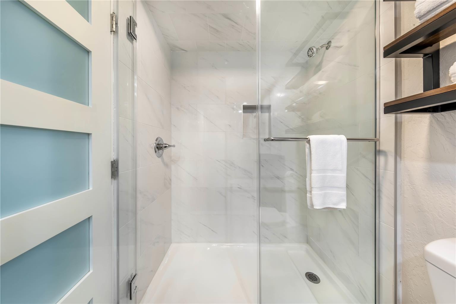 King Bathroom - Lawn View Patio