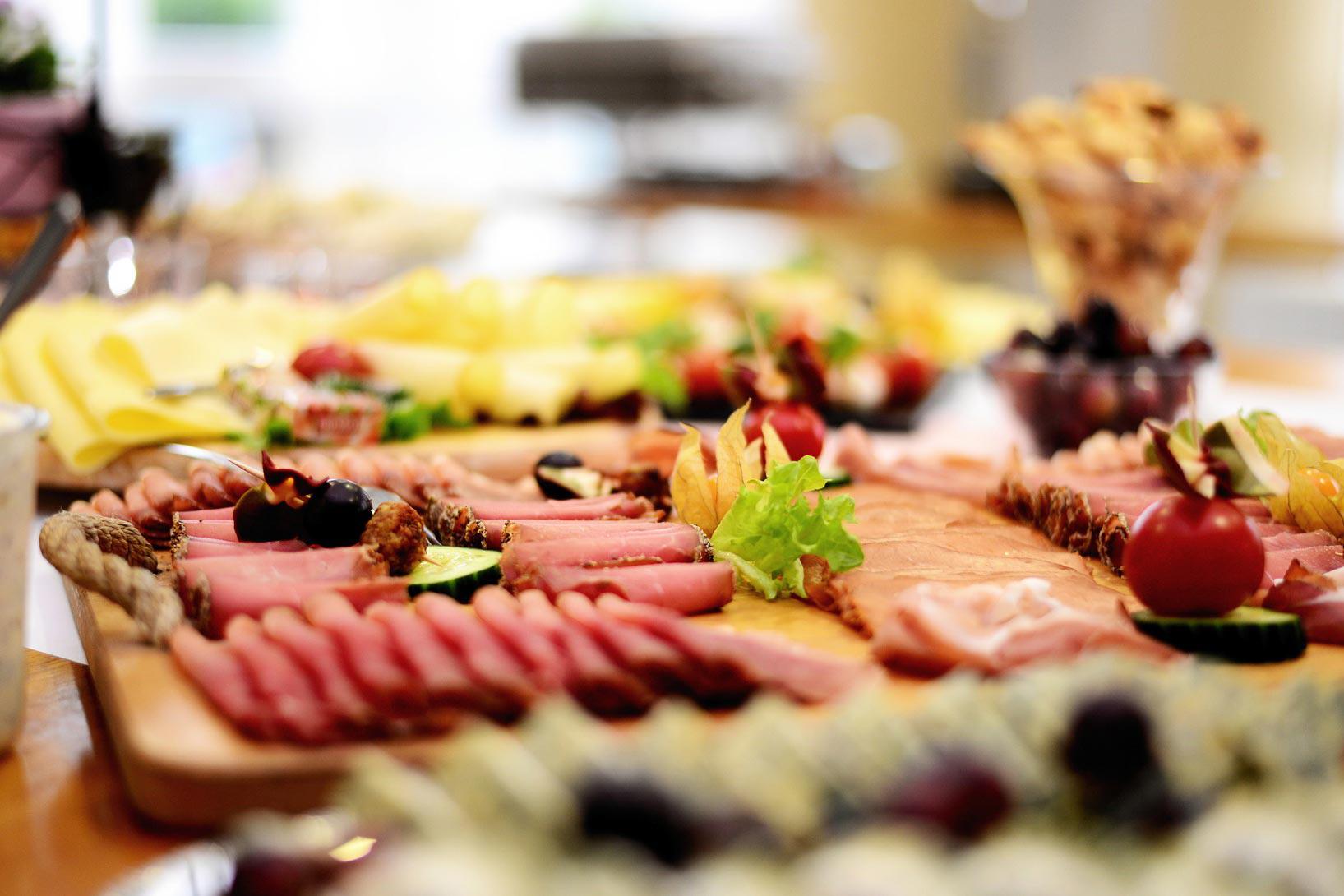 Wir bieten Ihnen gerne Catering für bis zu 30 Personen. Wählen Sie zum Beispiel Kassler und Sauerkraut, Spießbraten und diverse Salate, Käse-, Wurst- und Räucherfischplatten.
