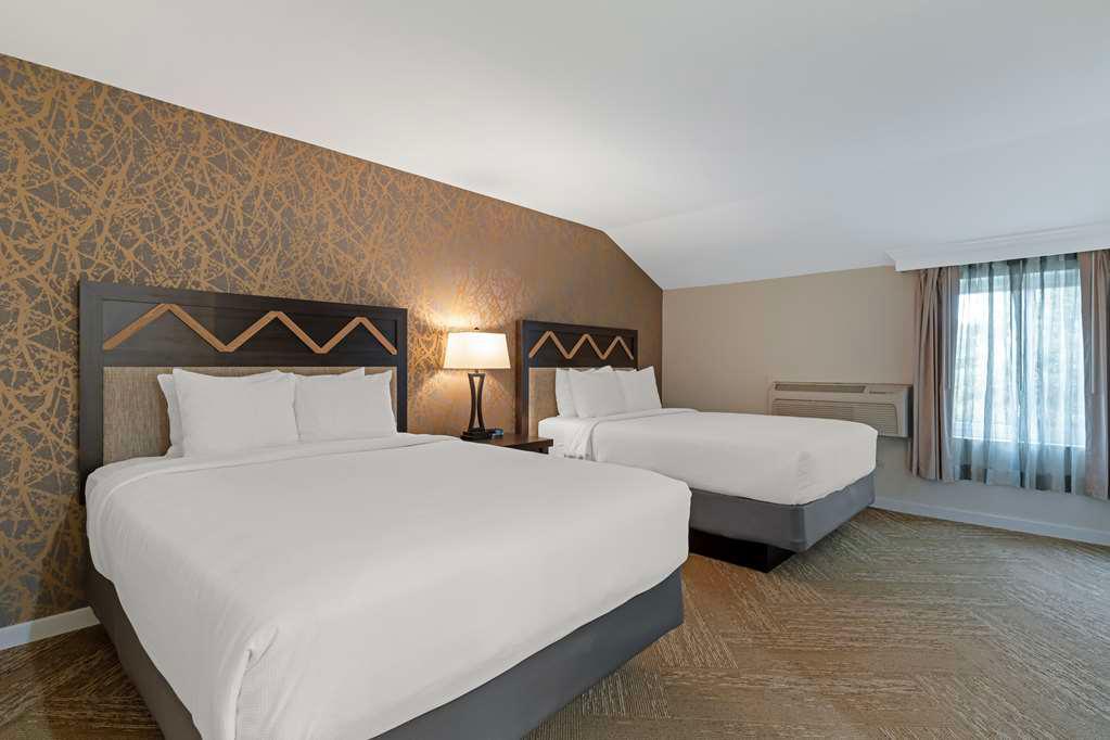 Double queen with Living space Best Western Plus Inn At The Vines Napa (707)257-1930