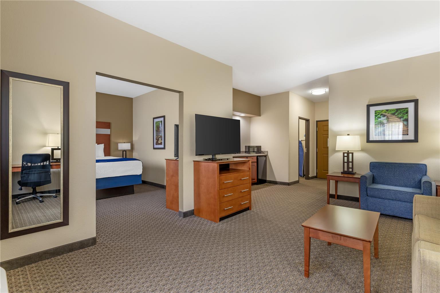 Suite - 1 King Bed w/ 2 Rooms