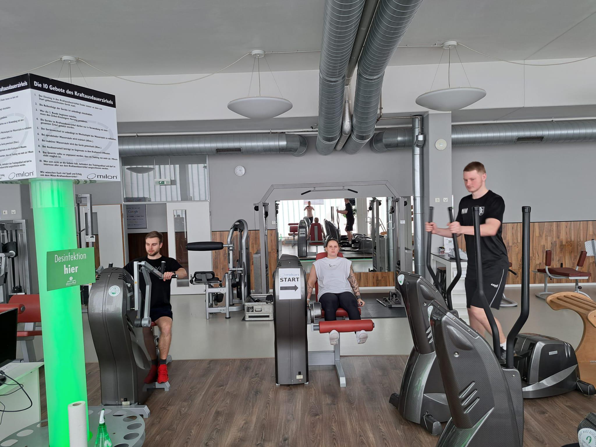 Ihr Fitnessstudio in München Nord mit Fokus auf gerätegestütztem Krafttraining und Gesundheit. Unser chipkartengesteuerter Zirkel, unser Beweglichkeitstrainingsbereich oder unsere Wassermassageliege – für jede Generation und jedes Trainingsziel ist etwas dabei.