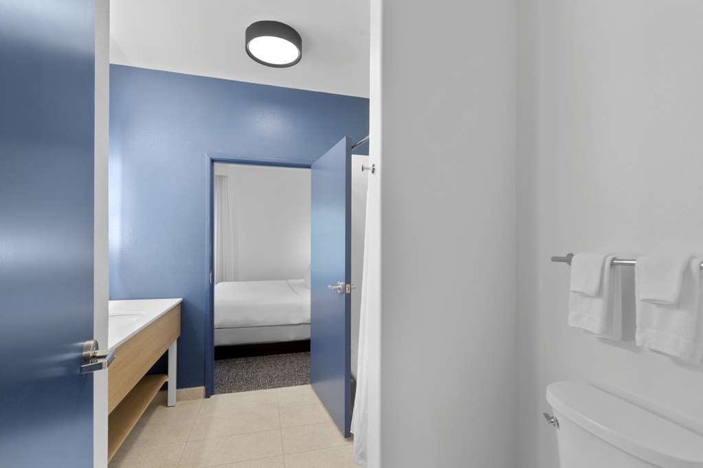Guest room bath