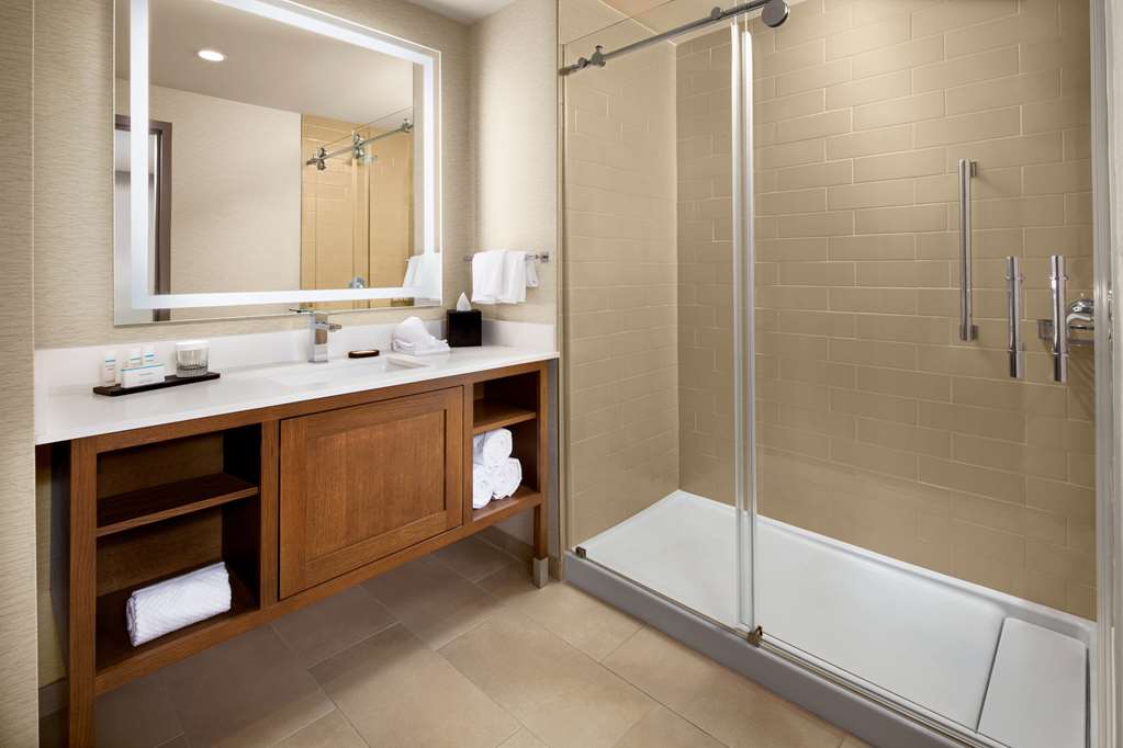 Guest room bath