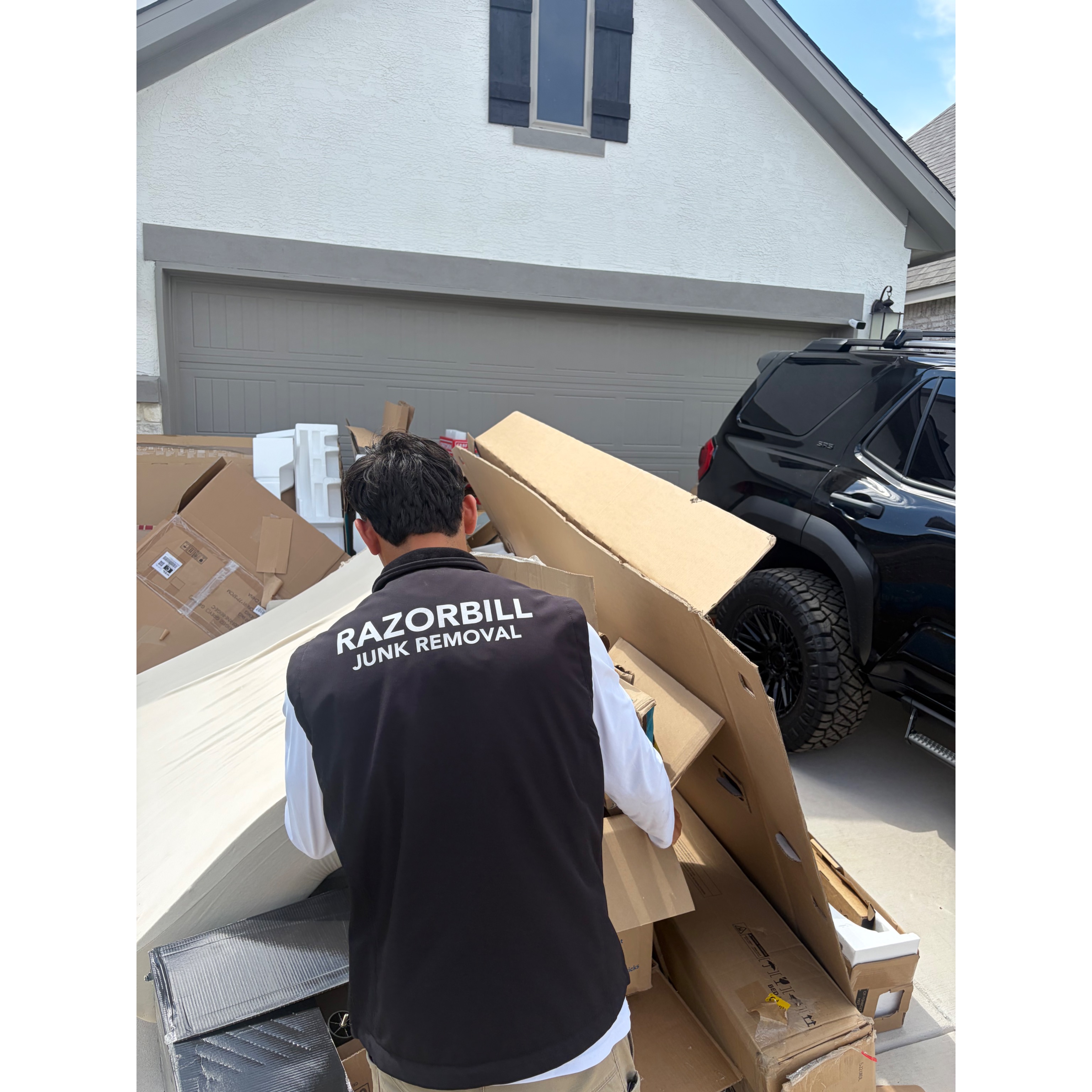 Razorbill junk removal worker doing cardboard removal Helotes, TX 