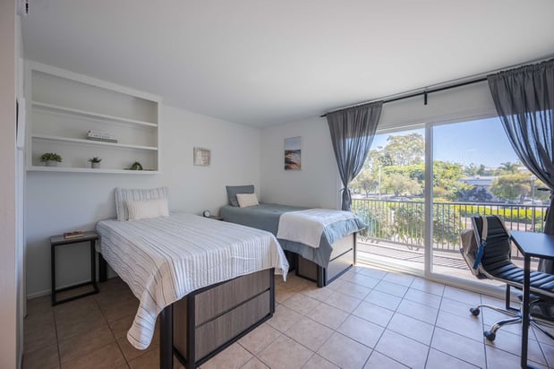 Images Solis Isla Vista