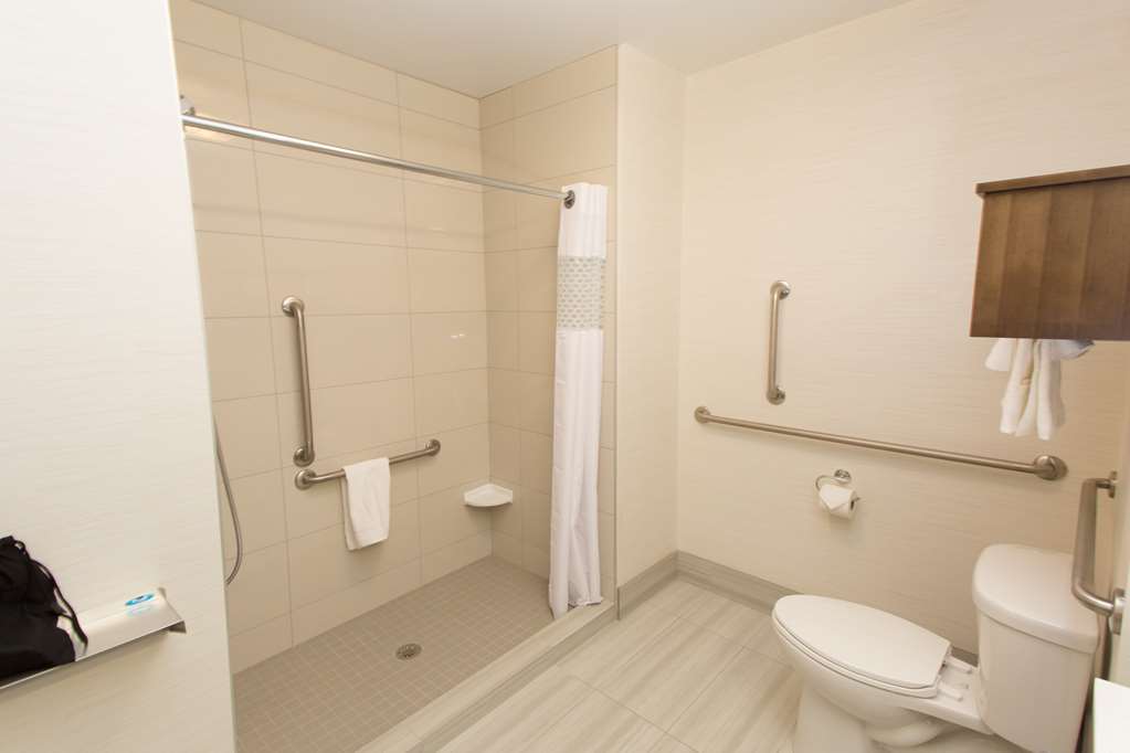 Guest room bath Hampton Inn by Hilton Lloydminster Lloydminster (780)874-1118