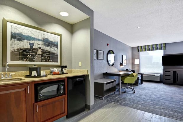 Images Hampton Inn & Suites Newark-Harrison-Riverwalk