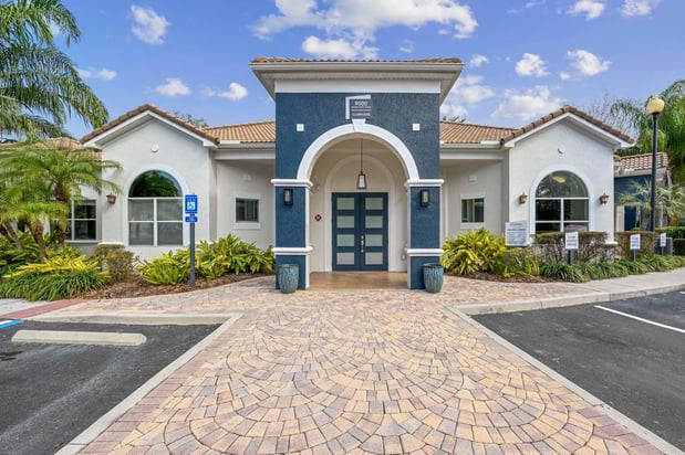 Images Halston World Gateway Apartment Homes
