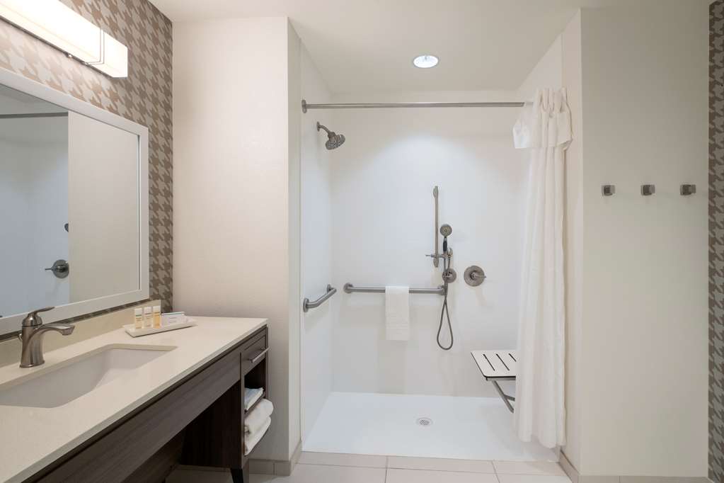 Guest room bath