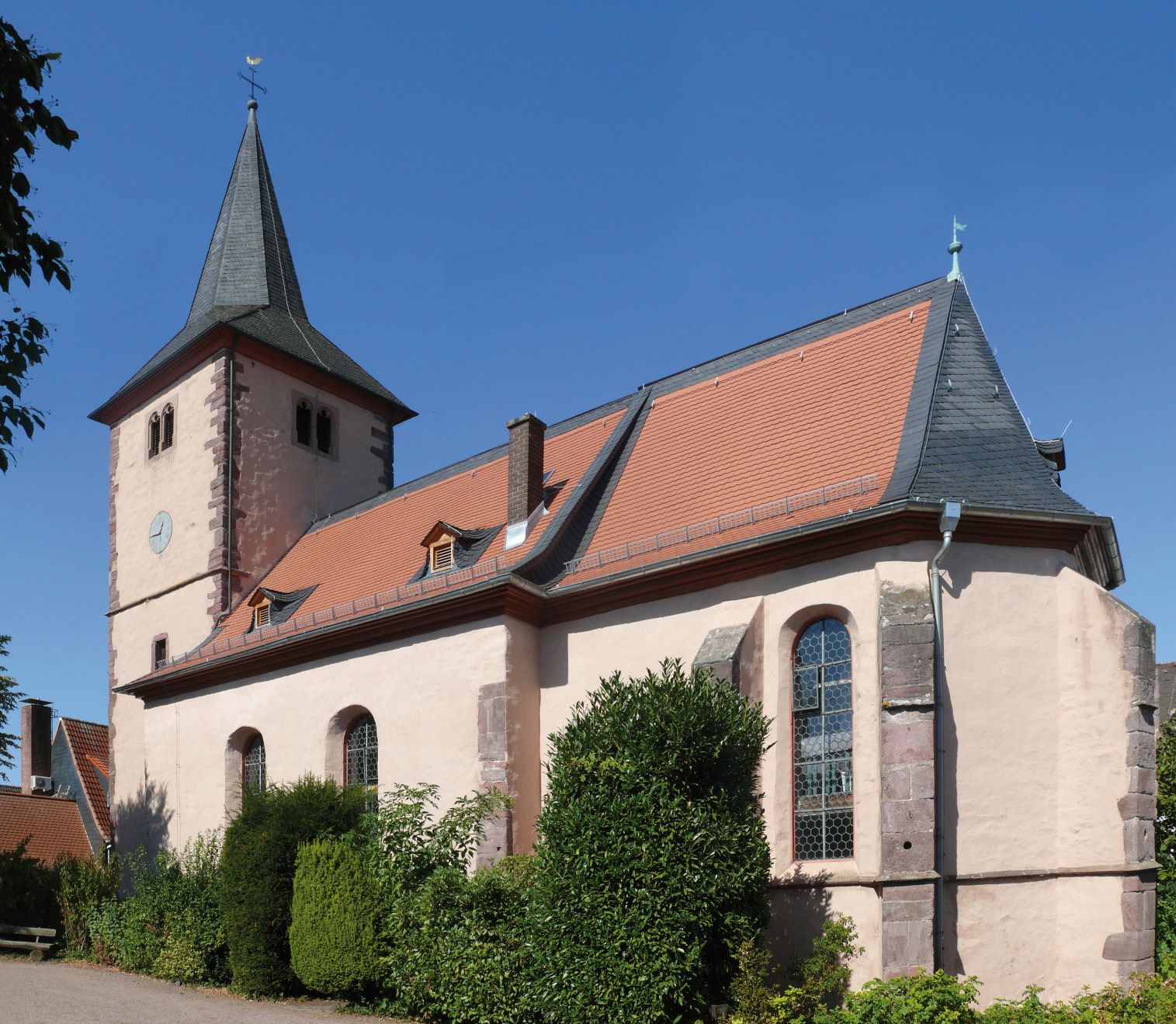 Die Kirche von Offenthal, dem östlichsten Stadtteil von Dreieich, liegt in der Ortsmitte. Die über 600 Jahre alte Kirche mit dem umgebenden Kirchgarten prägen den historischen Ortskern. Nach einer mündlichen Überlieferung wurde die Kirche um das Jahr 1400