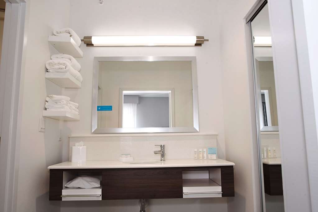 Guest room bath