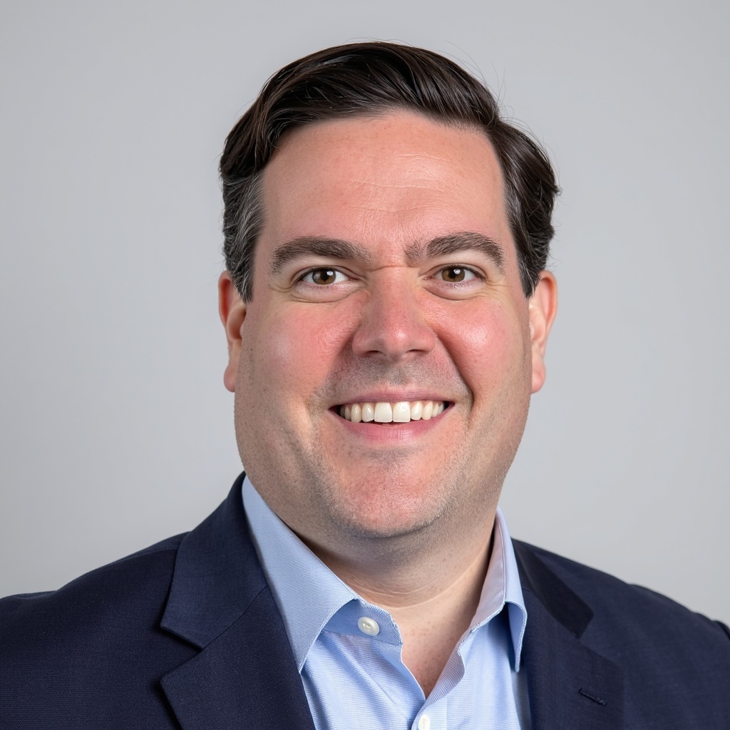 Headshot of Aaron Simone, a wealth advisor at Chase