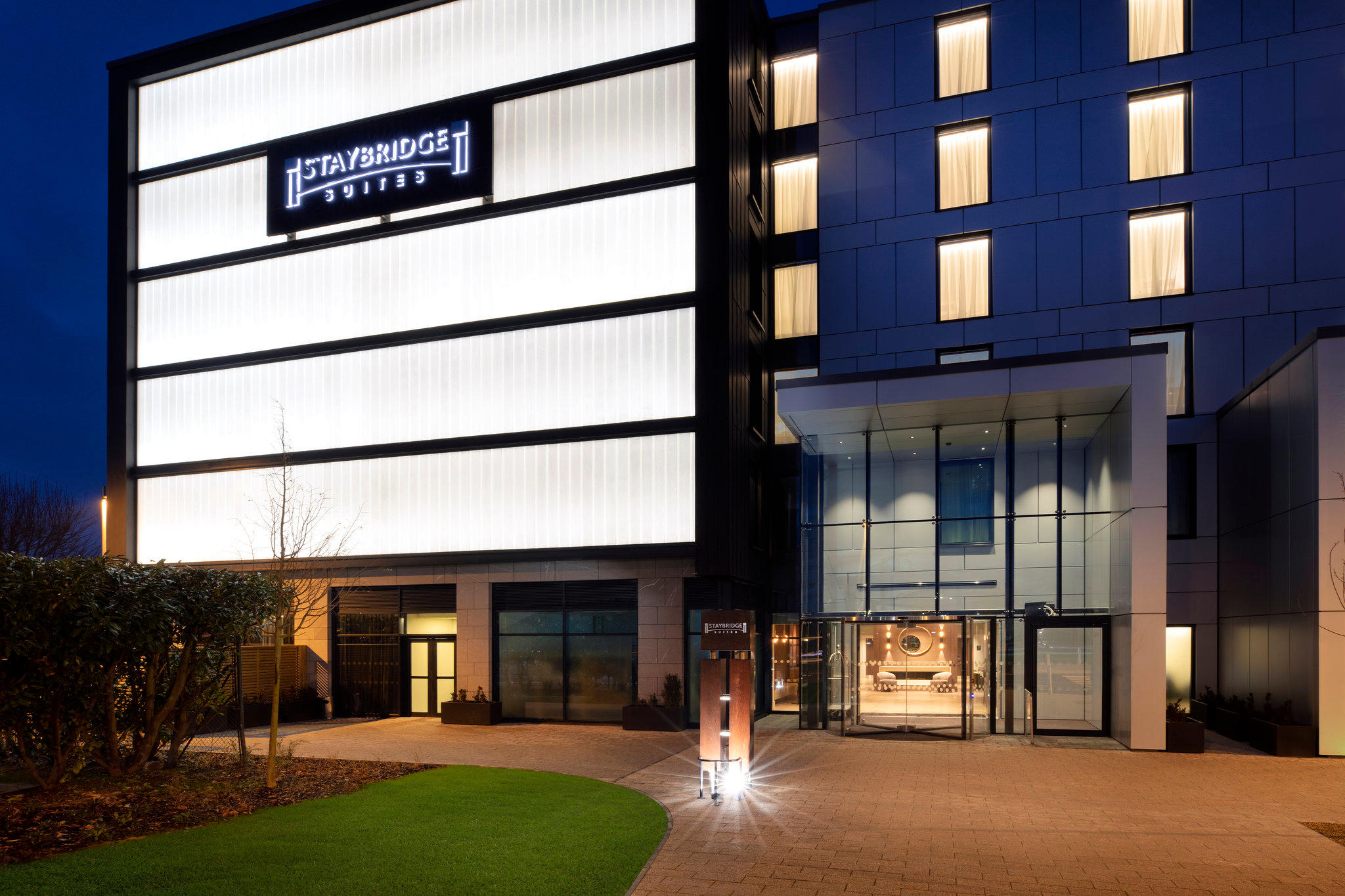 Images Staybridge Suites London - Heathrow Bath Road, an IHG Hotel