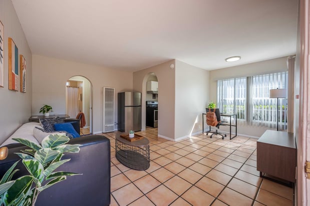 Images Solis Isla Vista