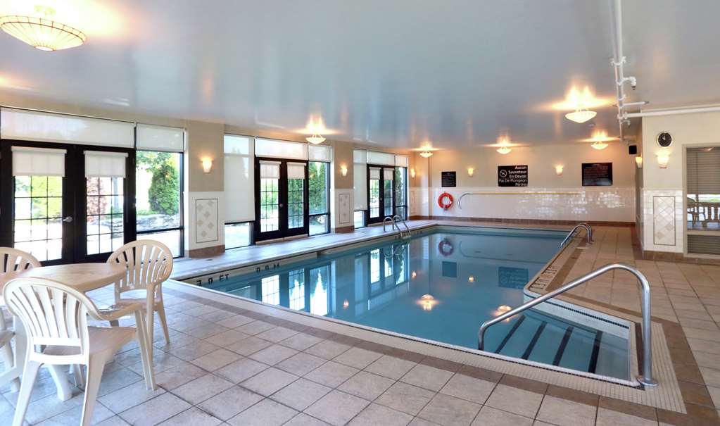 Hampton Inn & Suites by Hilton Laval in Laval: Pool