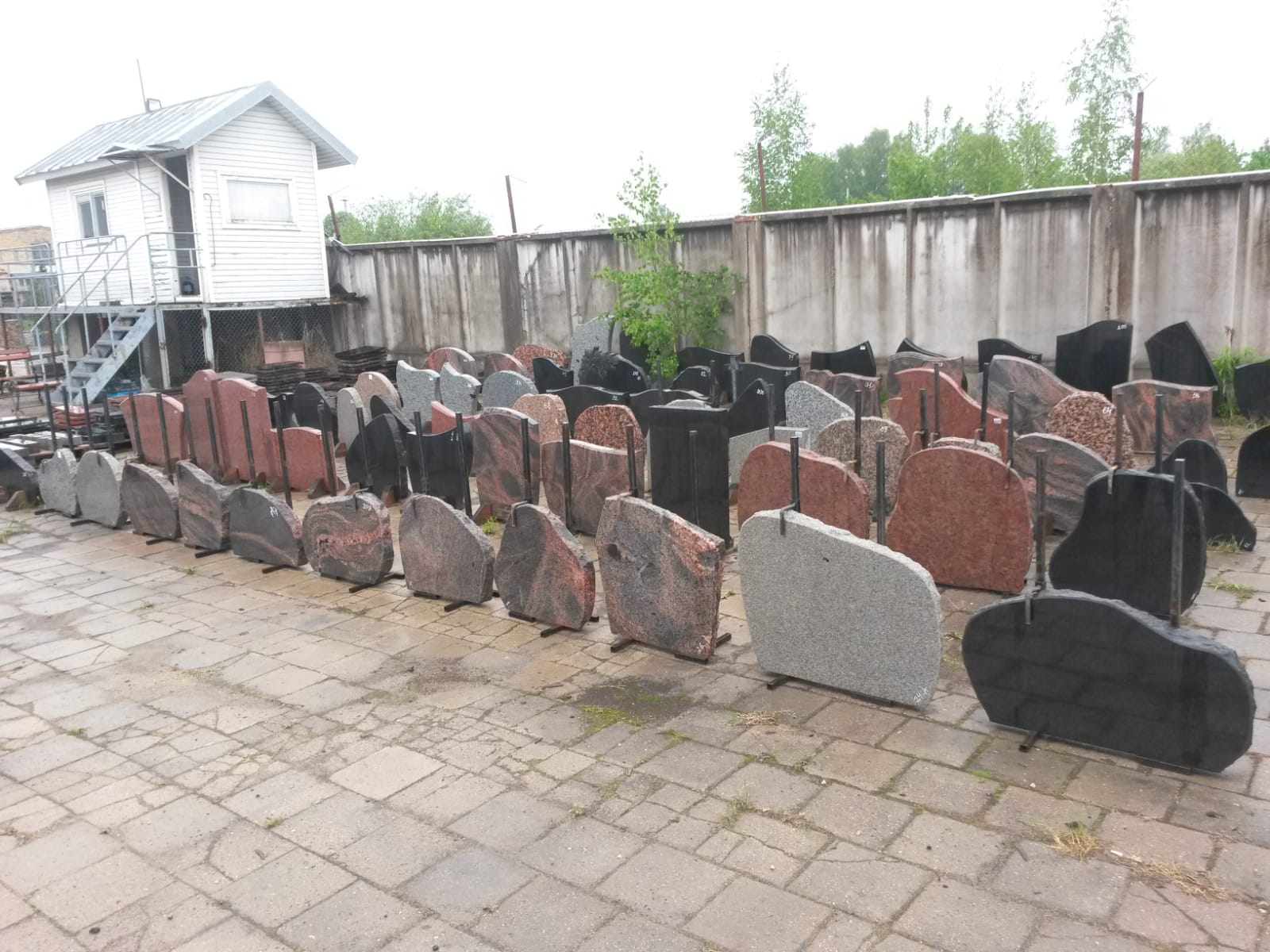 Dabīgā akmens plāksnes – izturīgs granīts gan iekštelpu, gan āra risinājumiem.