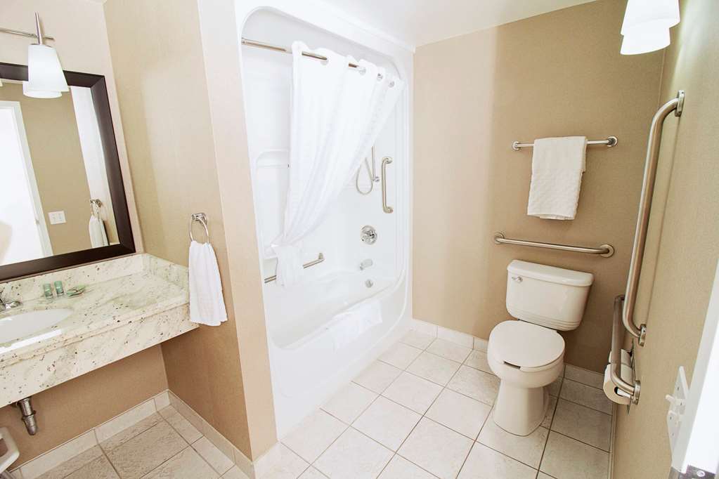 Best Western Swan Castle Inn in Cochrane: Accessible Guest Room Bath