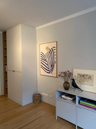Kennst du das Gefühl, wenn es in deinem Zuhause einfach an Stauraum fehlt? Oft sind es ungenutzte Nischen, verwinkelte Ecken oder Dachschrägen, die Potenzial für mehr bieten, aber herkömmliche Möbel passen einfach nicht. Genau hier kommen unsere maß...