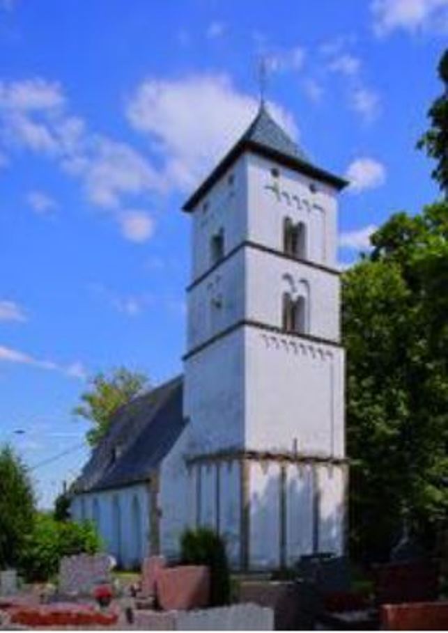 2015 innen renovierte kleine Dorfkirche mit einem Kirchturm aus dem 11. Jahrhundert. Besonders ist der über dem Turmeingang sich befindende romanische Türsturz.