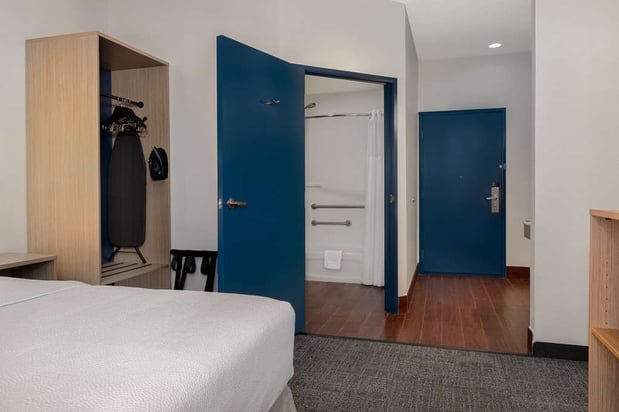 Images Spark by Hilton Evansville East IN