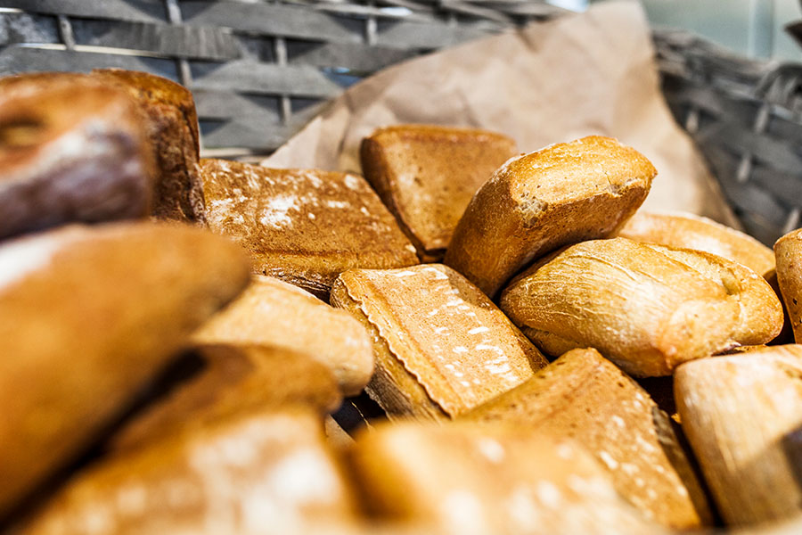 BACKWAREN
Bei EDEKA Kempermann erhalten Sie täglich frisch für Sie aufgebackene Backwaren, die Sie sich ganz nach Belieben selbst zusammenstellen können. An unserer EDEKA-Bedientheke finden Sie Brote, Baguette und Brötchen verschiedenster Sorten – von hell bis kernig. Für den Appetit auf süßes bieten wir Ihnen Kuchen und allerhand Süßgebäck, wie Schoko Croissant oder Mohnschnecke. Mögen Sie es lieber herzhaft? Dann werden Sie bei unseren deftigen Backwaren, z. B. Pizza Snacks, Brezeln oder Spinattaschen, fündig.