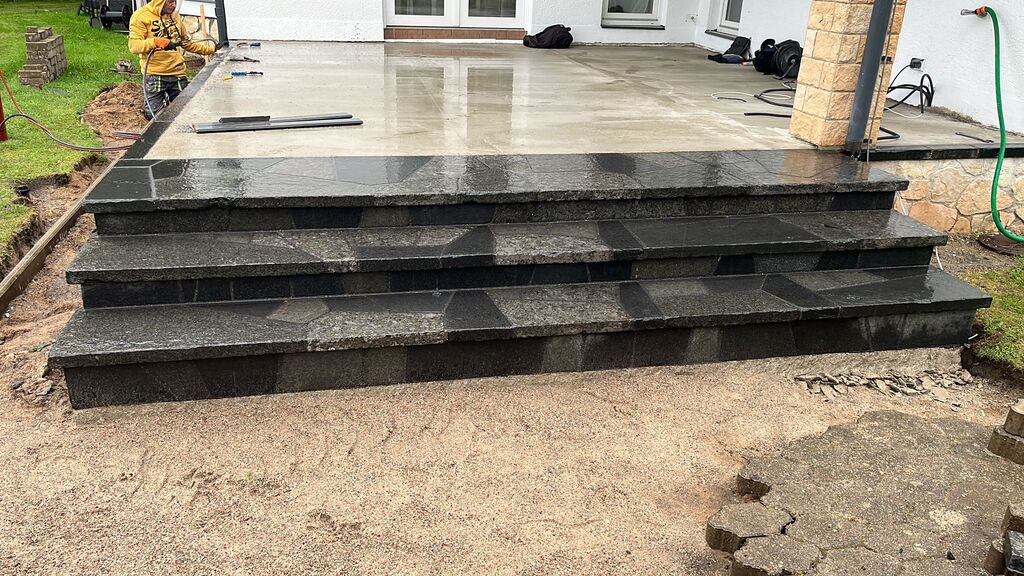 Melnā marmora elegances paraugs – izturība un stils vienā risinājumā.