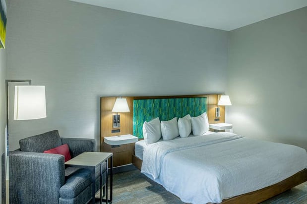 Images Hampton Inn & Suites Cleburne