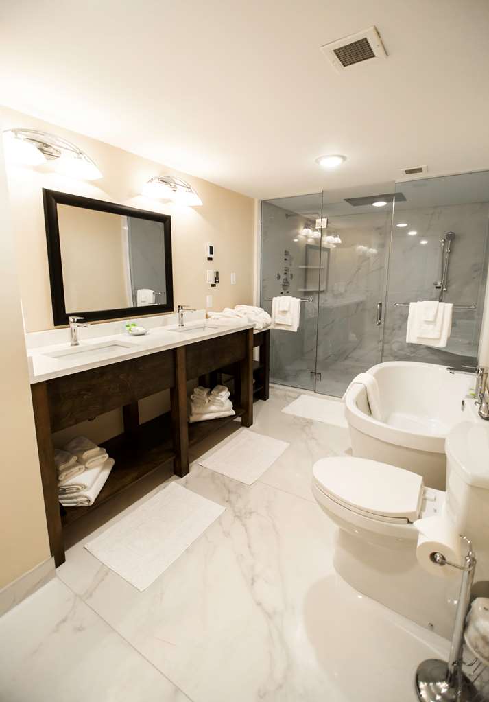 Best Western Plus Dryden Hotel & Conference Centre in Dryden: Suite Bathroom