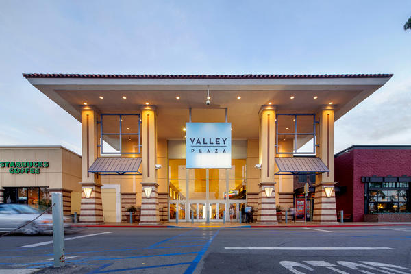 hollister valley plaza