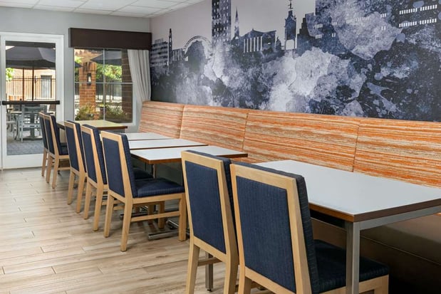 Images Hampton Inn & Suites Charlottesville-At The University