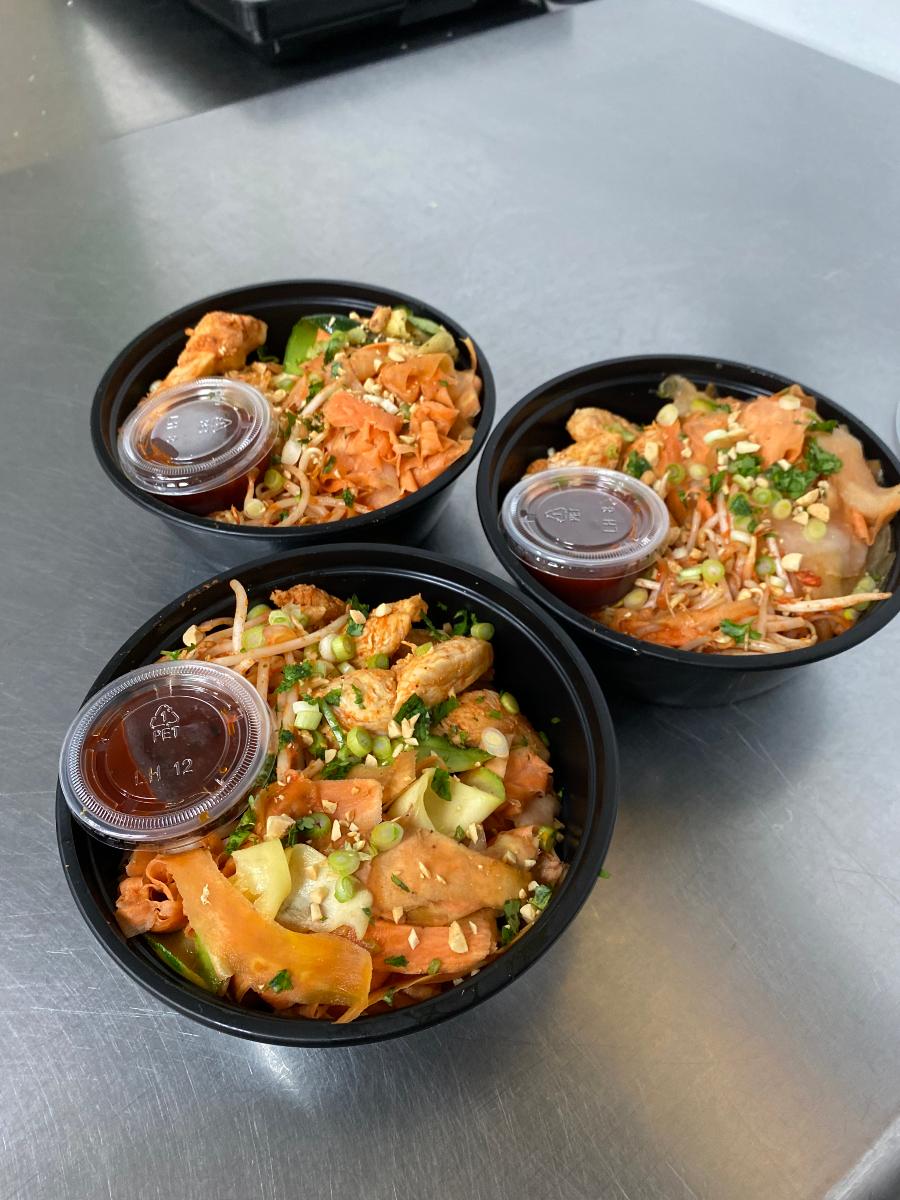 LunaFit Fresh Altamonte Springs and Orlando healthy meal prep and delivery featuring freshly prepared high protein, low-fat and low carb pad thai with veggie noodles