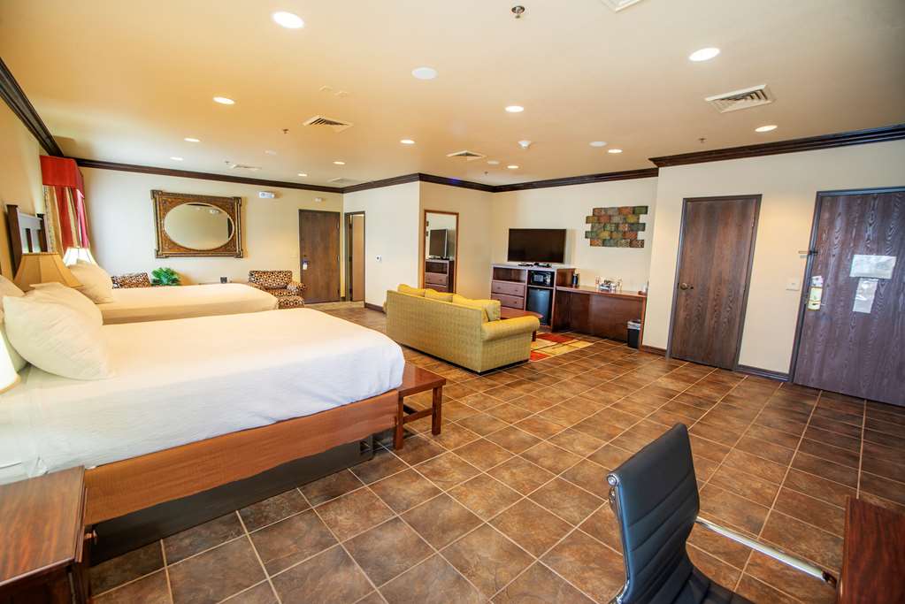 Large Double Queen Suite