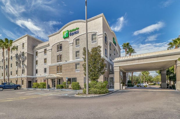 Images Holiday Inn Express & Suites Clearwater/US 19 N by IHG