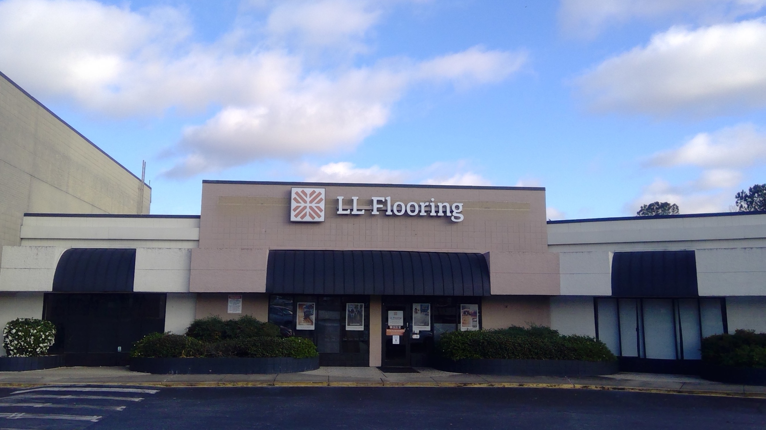 LL Flooring #1008 Conyers | 1820 Highway 20 SE | Storefront