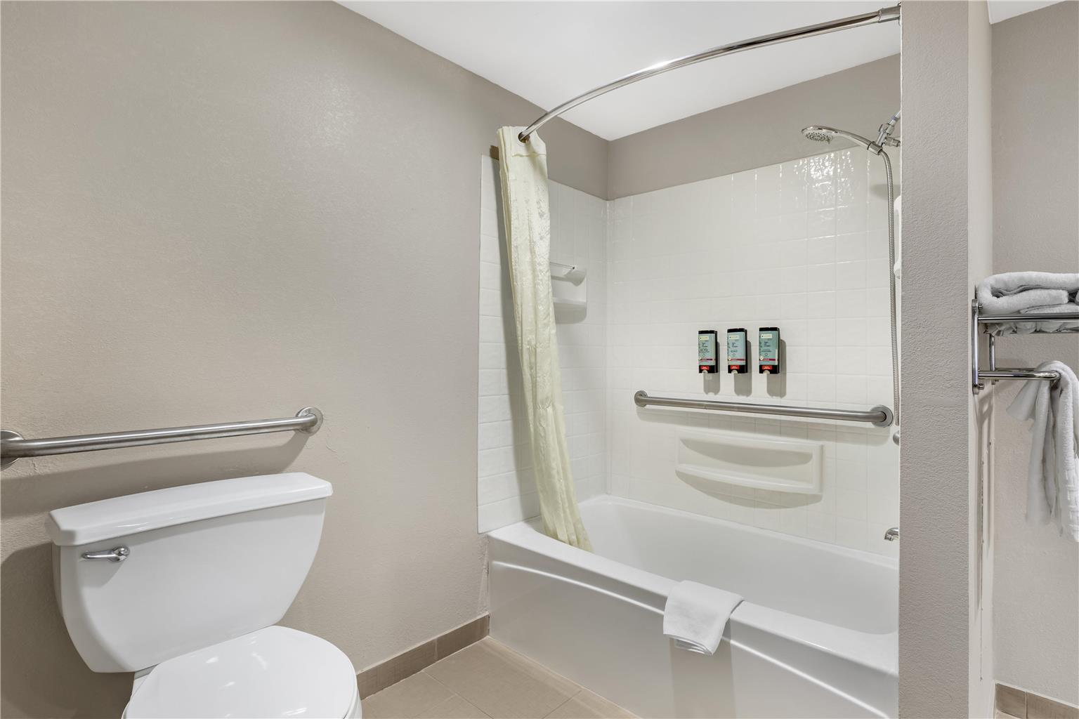 ADA King- Bathtub Bathroom