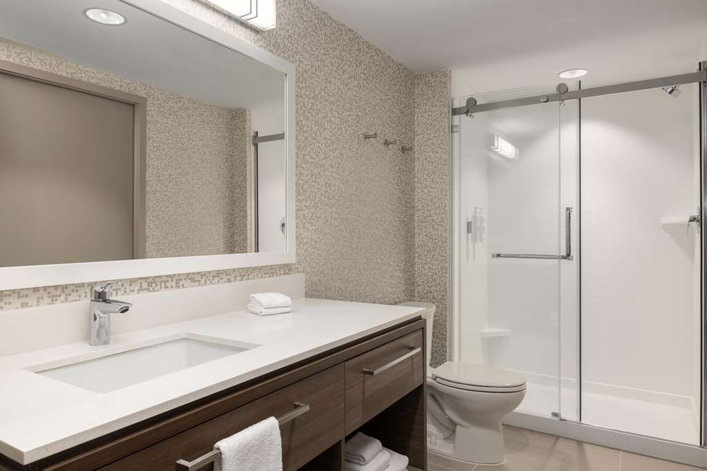 Guest room bath