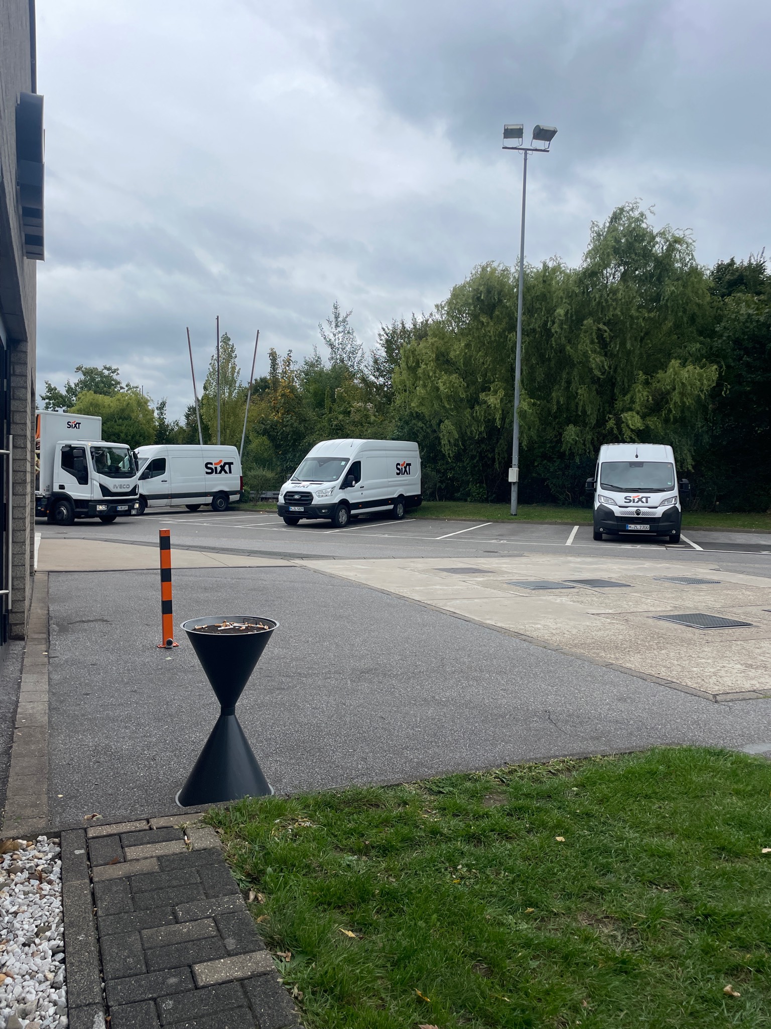SIXT Truck Center Düsseldorf, Tilde-Klose-Weg 2-4 in Düsseldorf