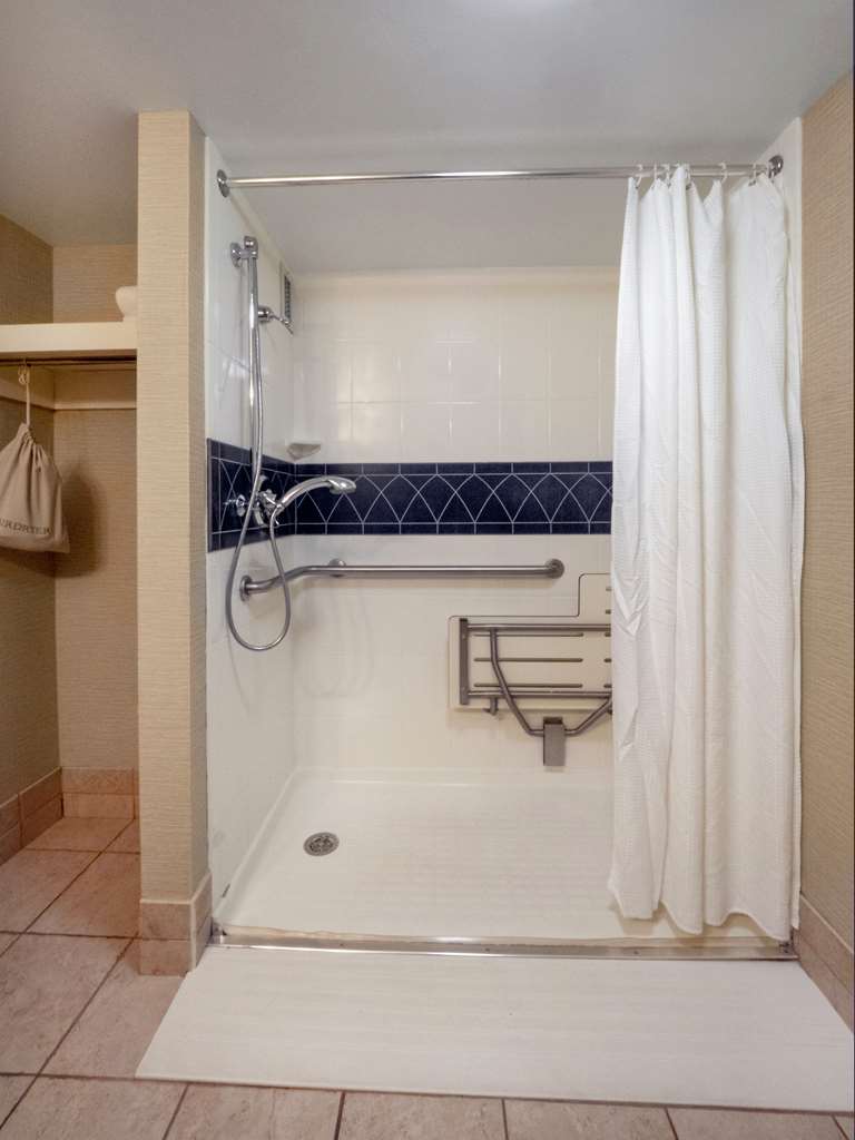 Guest room bath