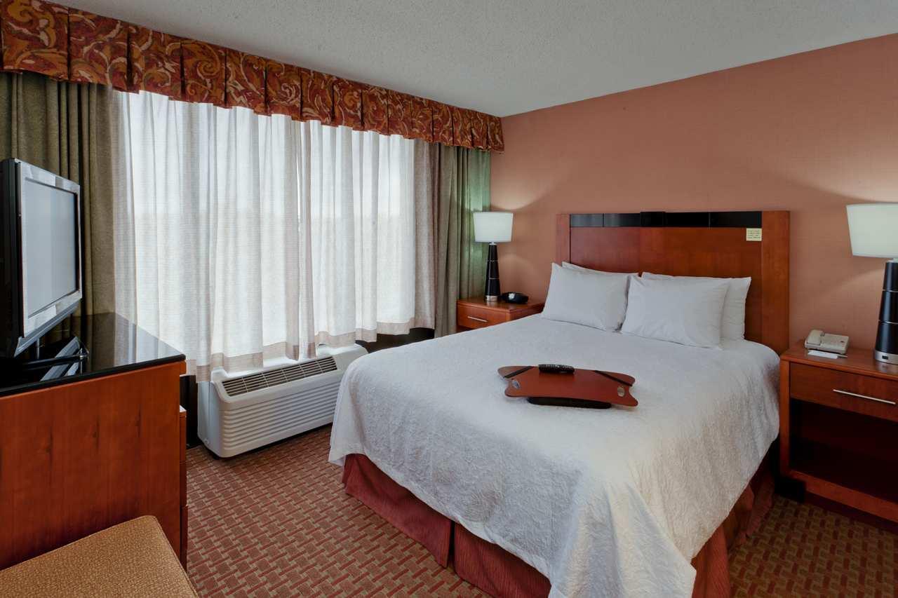 Hampton Inn Manassas King Bed Suite Guest Room