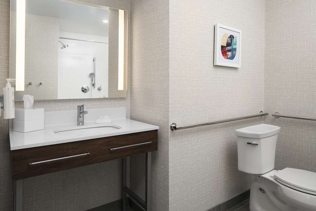 Guest room bath