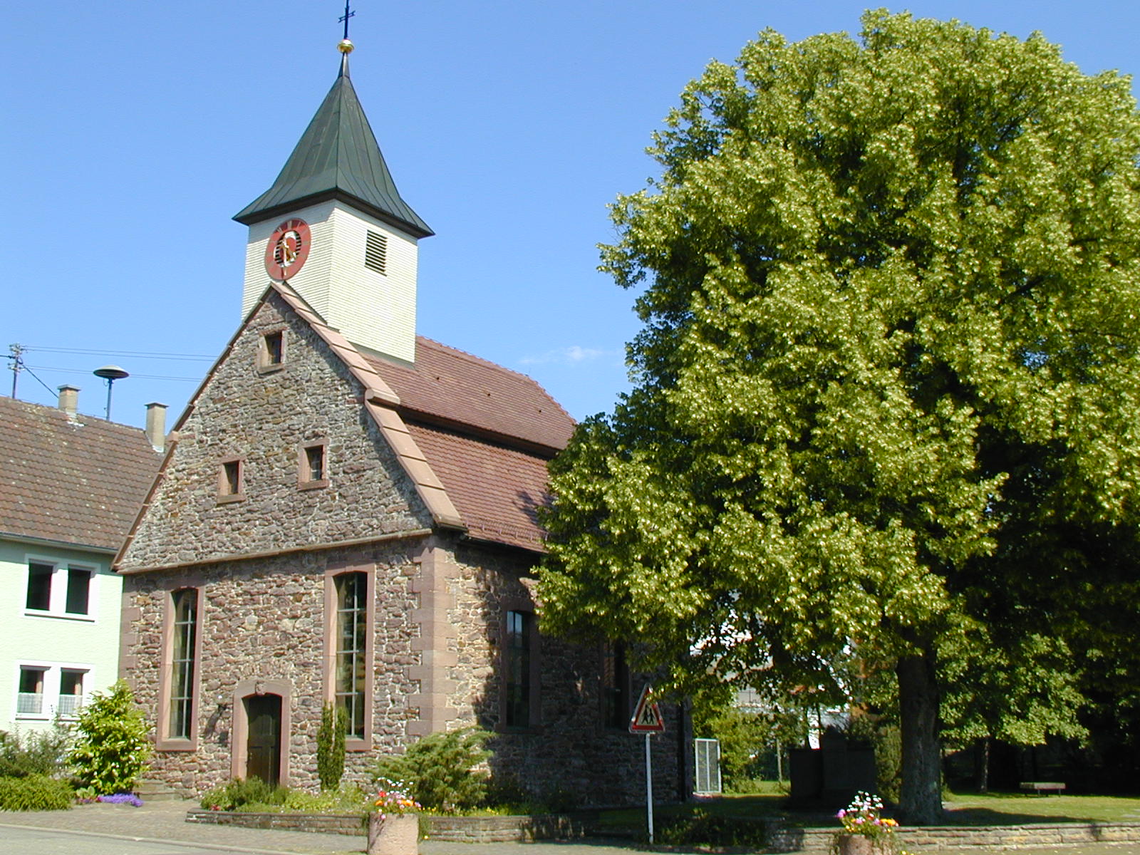Waldenserkirche - Evangelische Kirchengemeinde Neuhengstett-Ottenbronn, Möttlinger Straße 2 in Althengstett-Neuhengstett