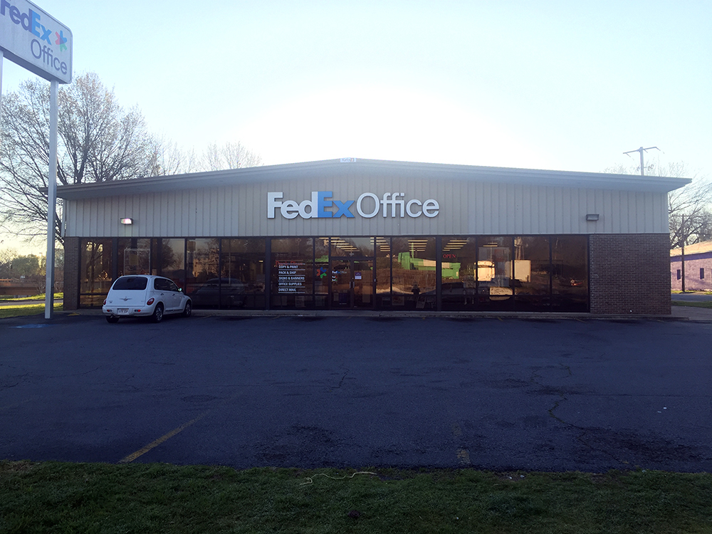 Exterior photo of FedEx Office location at 1121 S Spring St\t Print quickly and easily in the self-service area at the FedEx Office location 1121 S Spring St from email, USB, or the cloud\t FedEx Office Print & Go near 1121 S Spring St\t Shipping boxes and packing services available at FedEx Office 1121 S Spring St\t Get banners, signs, posters and prints at FedEx Office 1121 S Spring St\t Full service printing and packing at FedEx Office 1121 S Spring St\t Drop off FedEx packages near 1121 S Spring St\t FedEx shipping near 1121 S Spring St