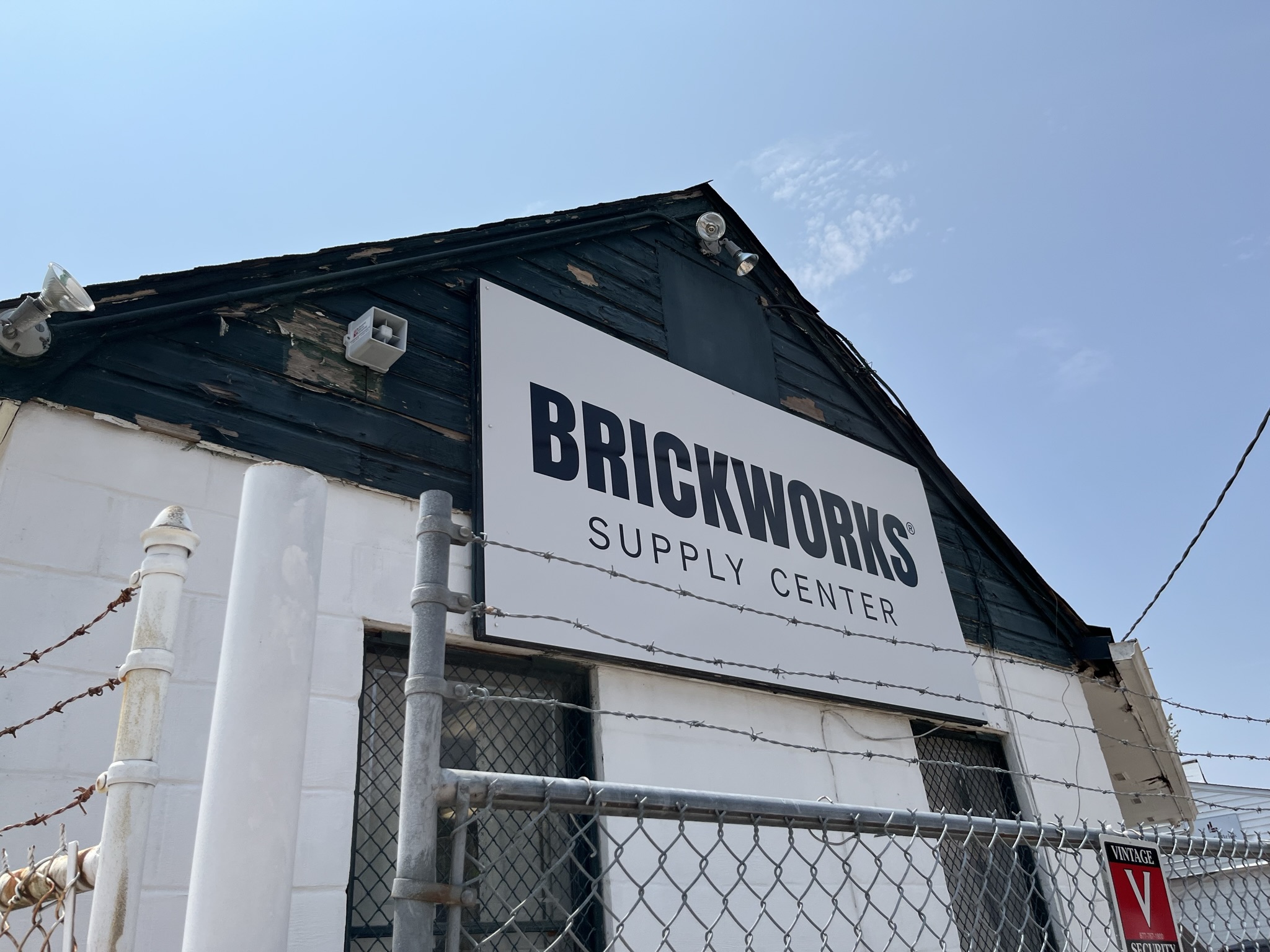 At the Brickworks Supply Center in Baltimore, Maryland, you will find a complete line of brick, thin brick, glazed brick, stone, hardscape, other masonry supplies for all of your project needs. This location also offers sand for your project needs. Whether you are a contractor or do-it-yourself homeowner, visit the store today and be inspired for your next project. Found what you are looking for? Baltimore's delivery trucks are at your service to bring all of your selected building materials and supplies right to your job site.
Stop in or call to speak to one of our qualified professionals on your next masonry project.