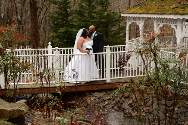Images Gatlinburg Wedding Chapel at Honeymoon Hills