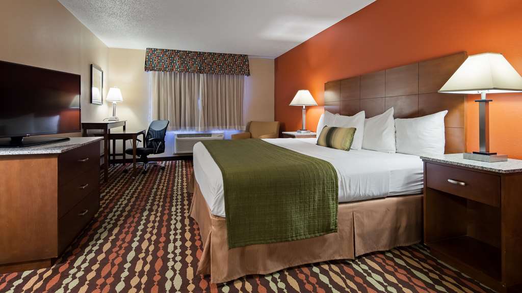 guest room Best Western Ambassador Inn & Suites Wisconsin Dells (608)254-4477