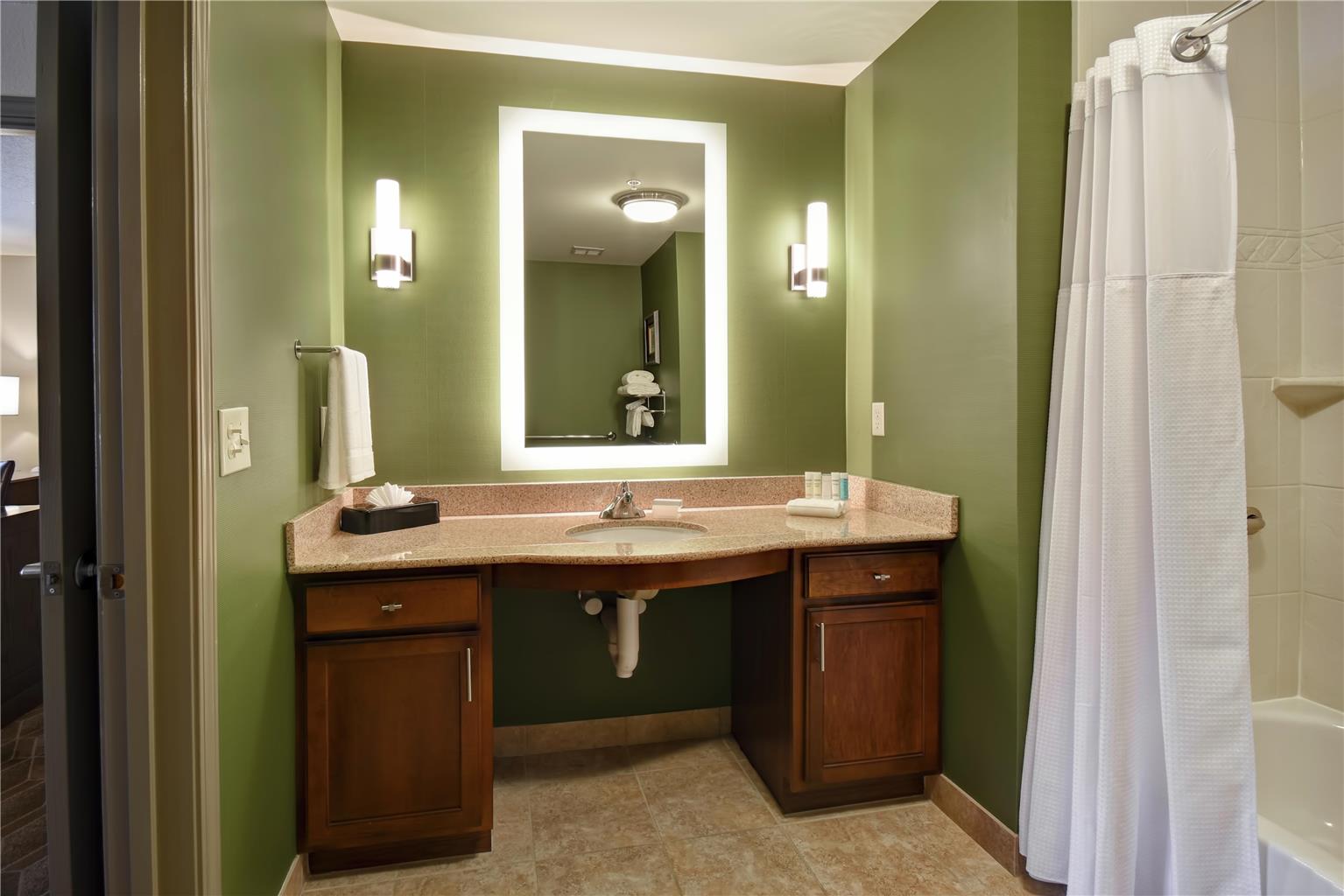 Guest room bath