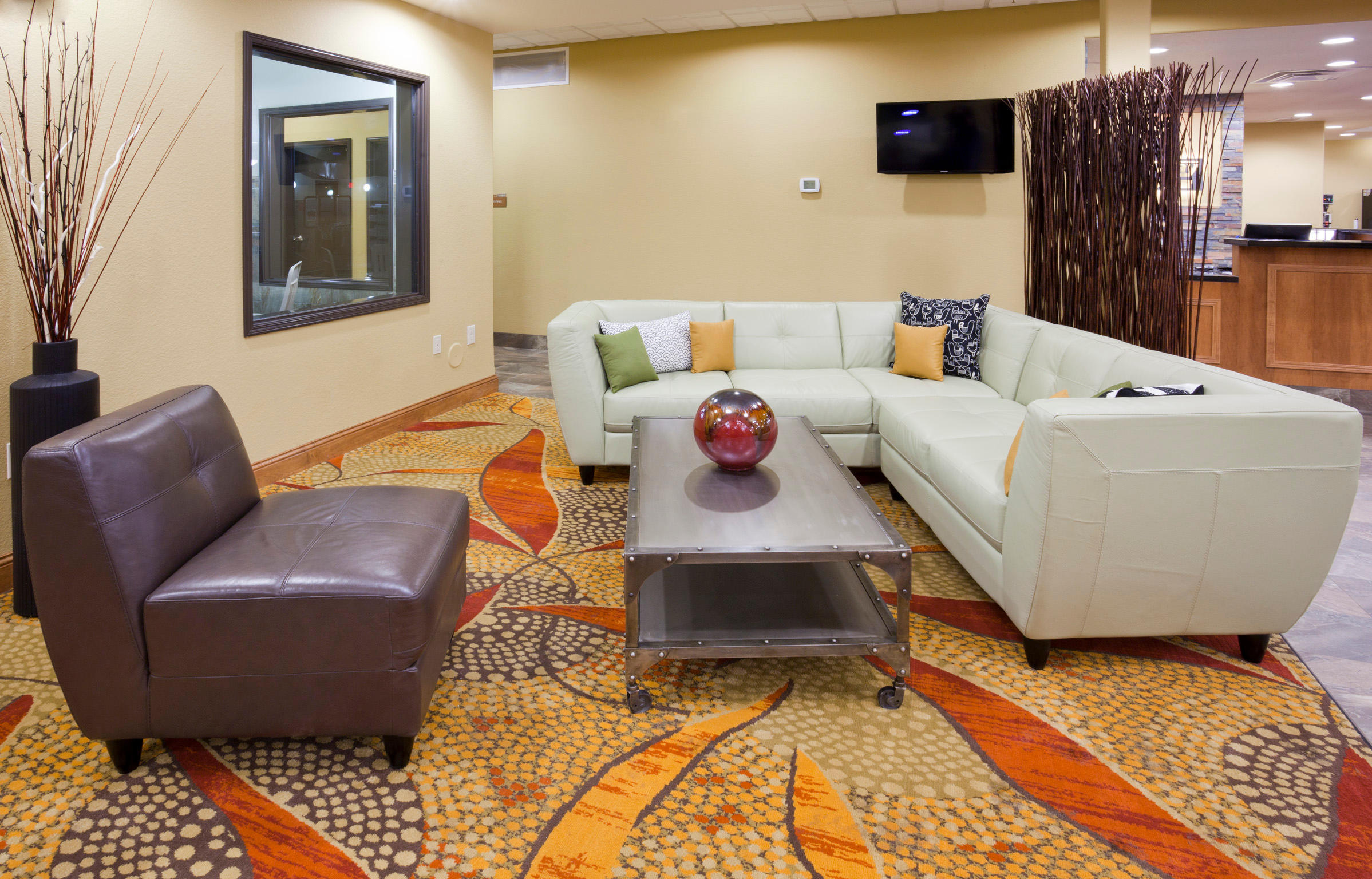 Expressway Suites Photo